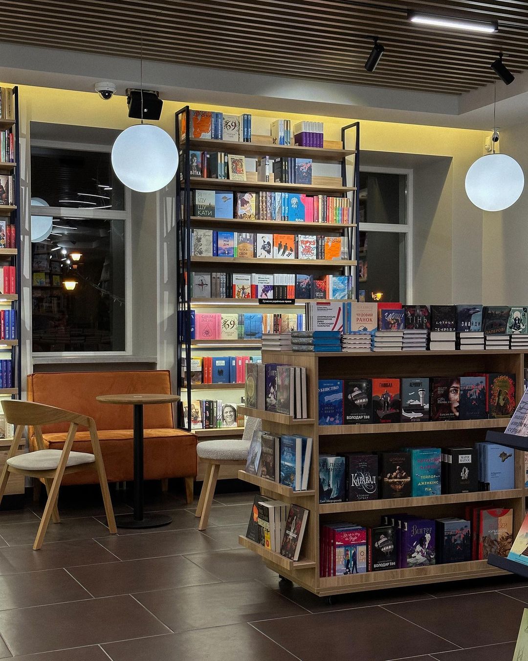 Книгарня-кав'ярня Book.ua на Золотих Воротах