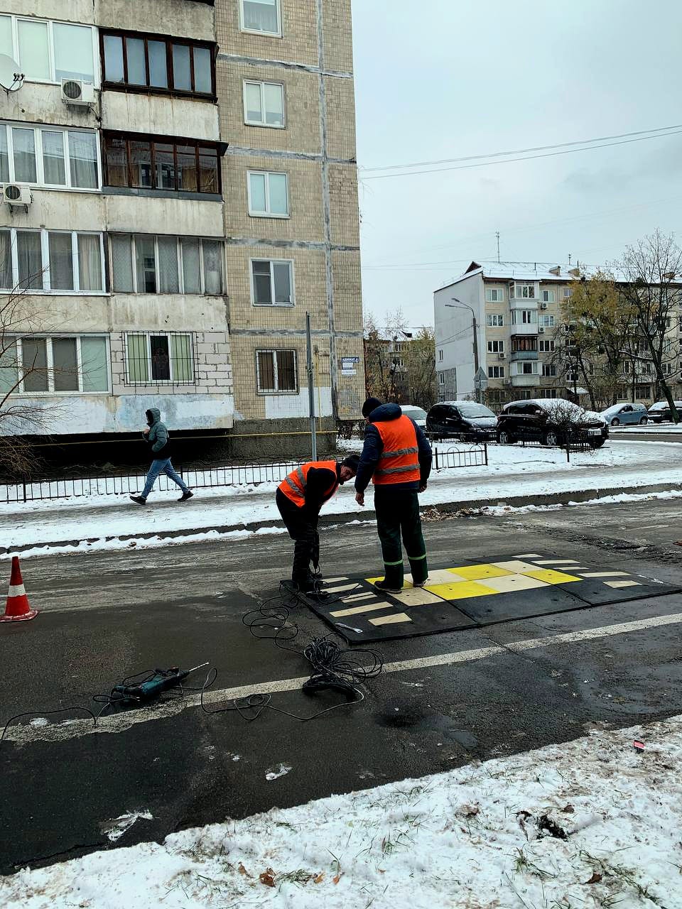 На одній з вулиць Києва встановили берлінську подушку: для чого вона потрібна