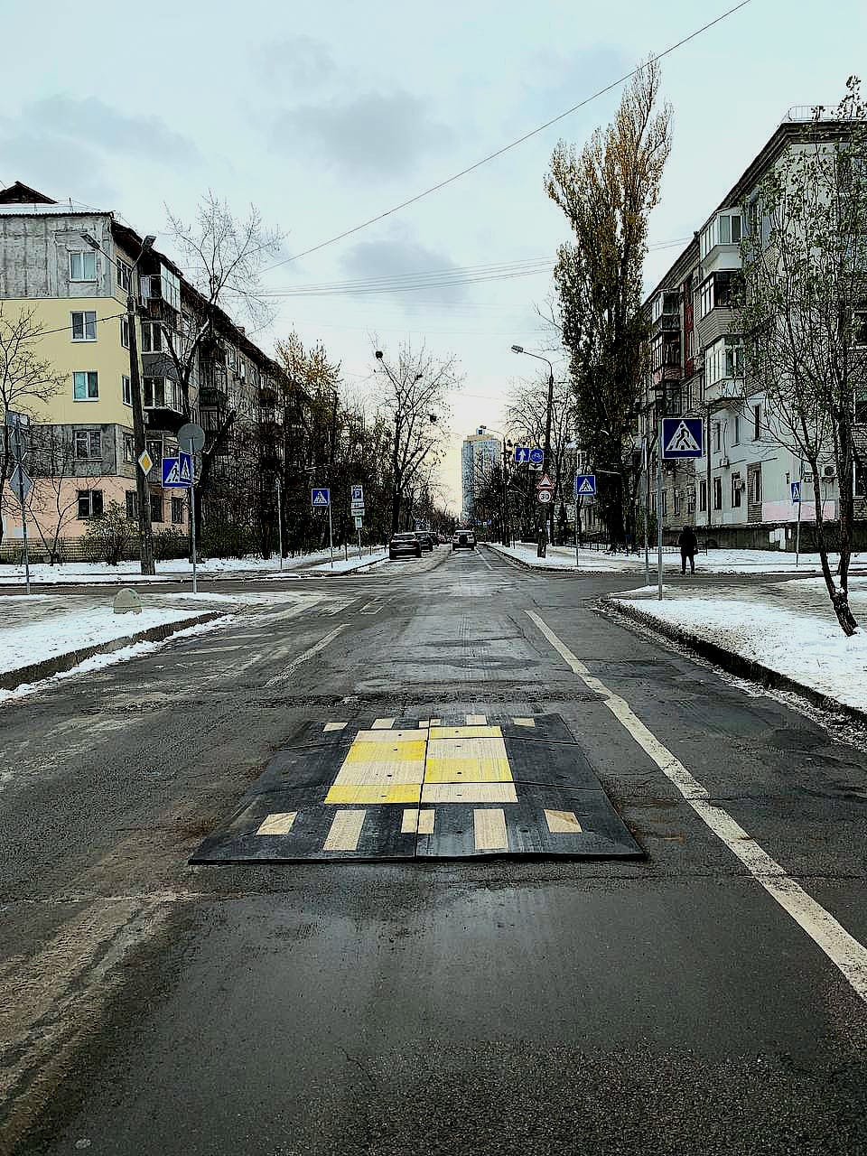 На одній з вулиць Києва встановили берлінську подушку: для чого вона потрібна