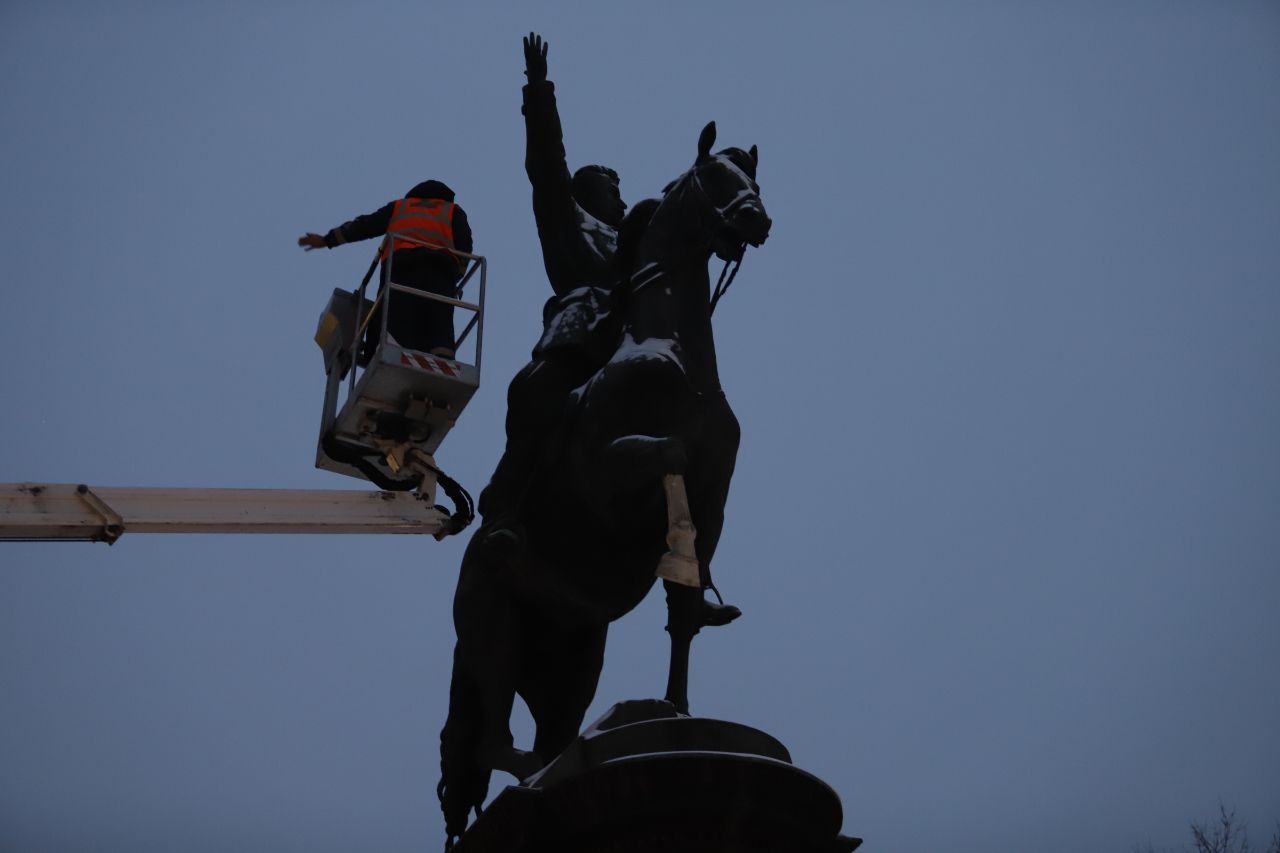 У Києві розпочали демонтаж пам’ятника Щорсу