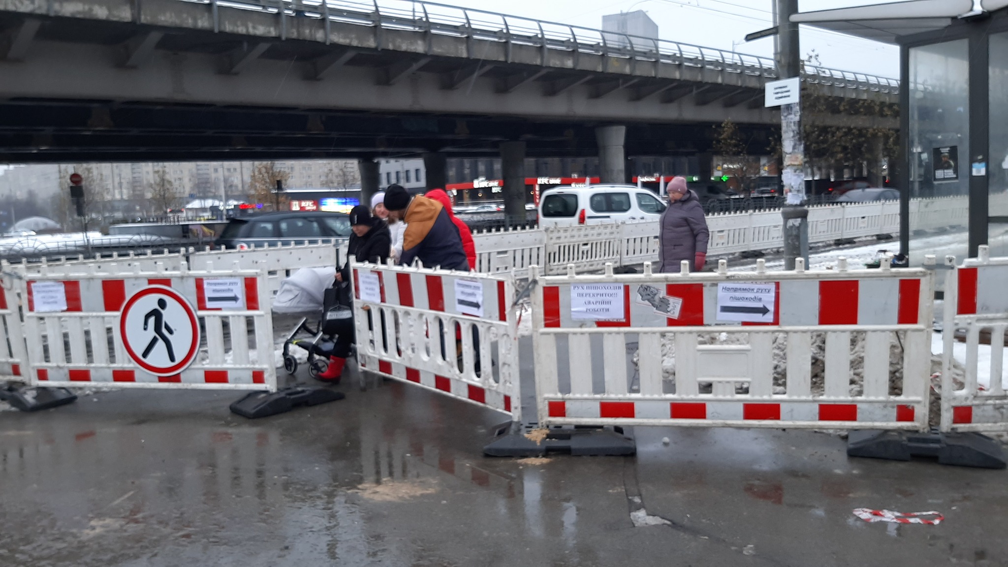 Біля метро "Деміївська" почав просідати ґрунт