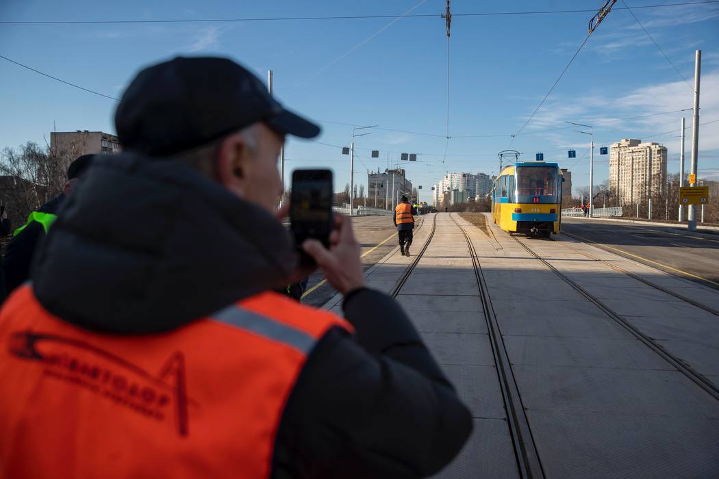 Відкрили рух по Дегтярівському шляхопроводу