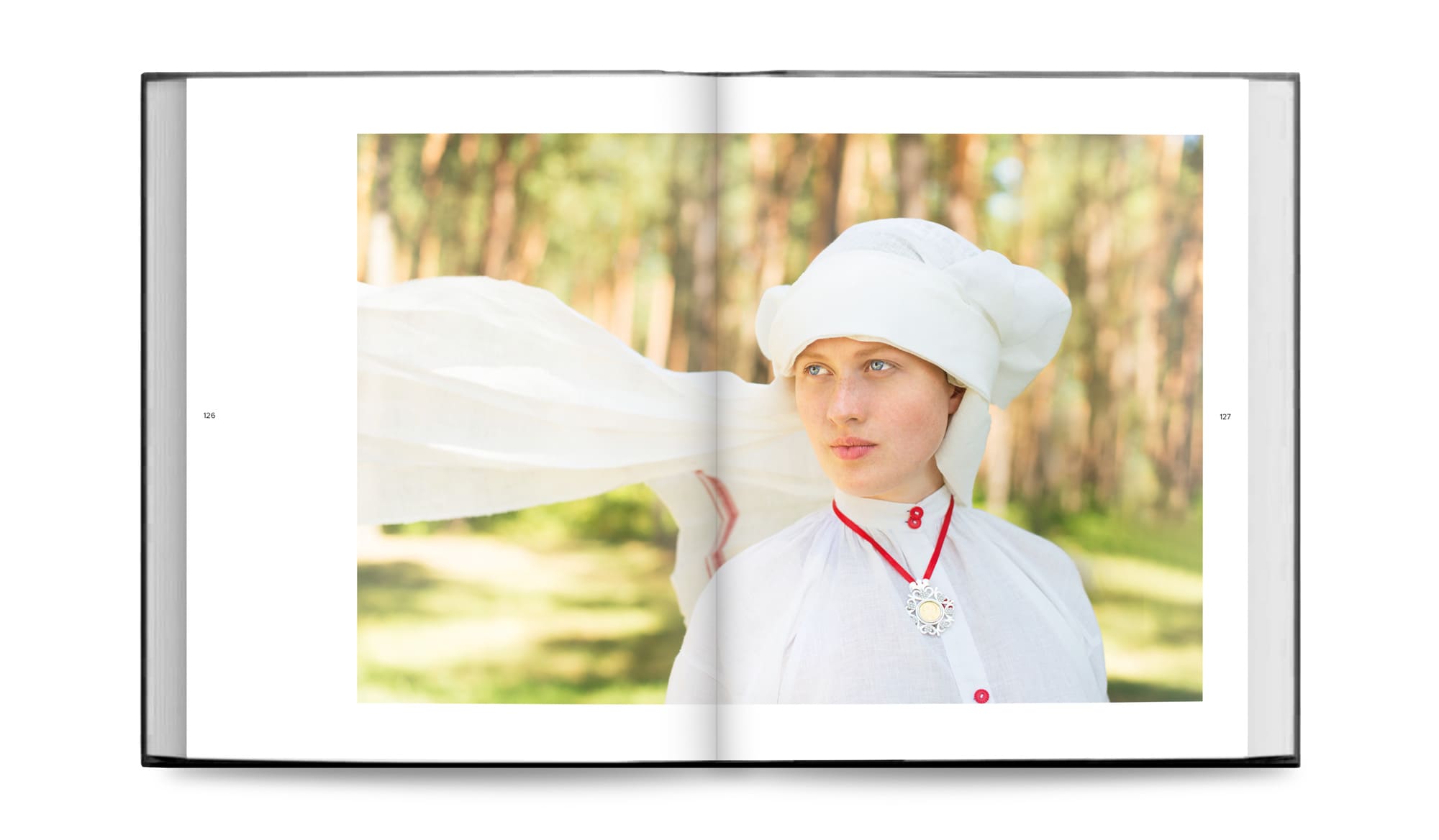 Книжка Ukrainian Folk Fashion