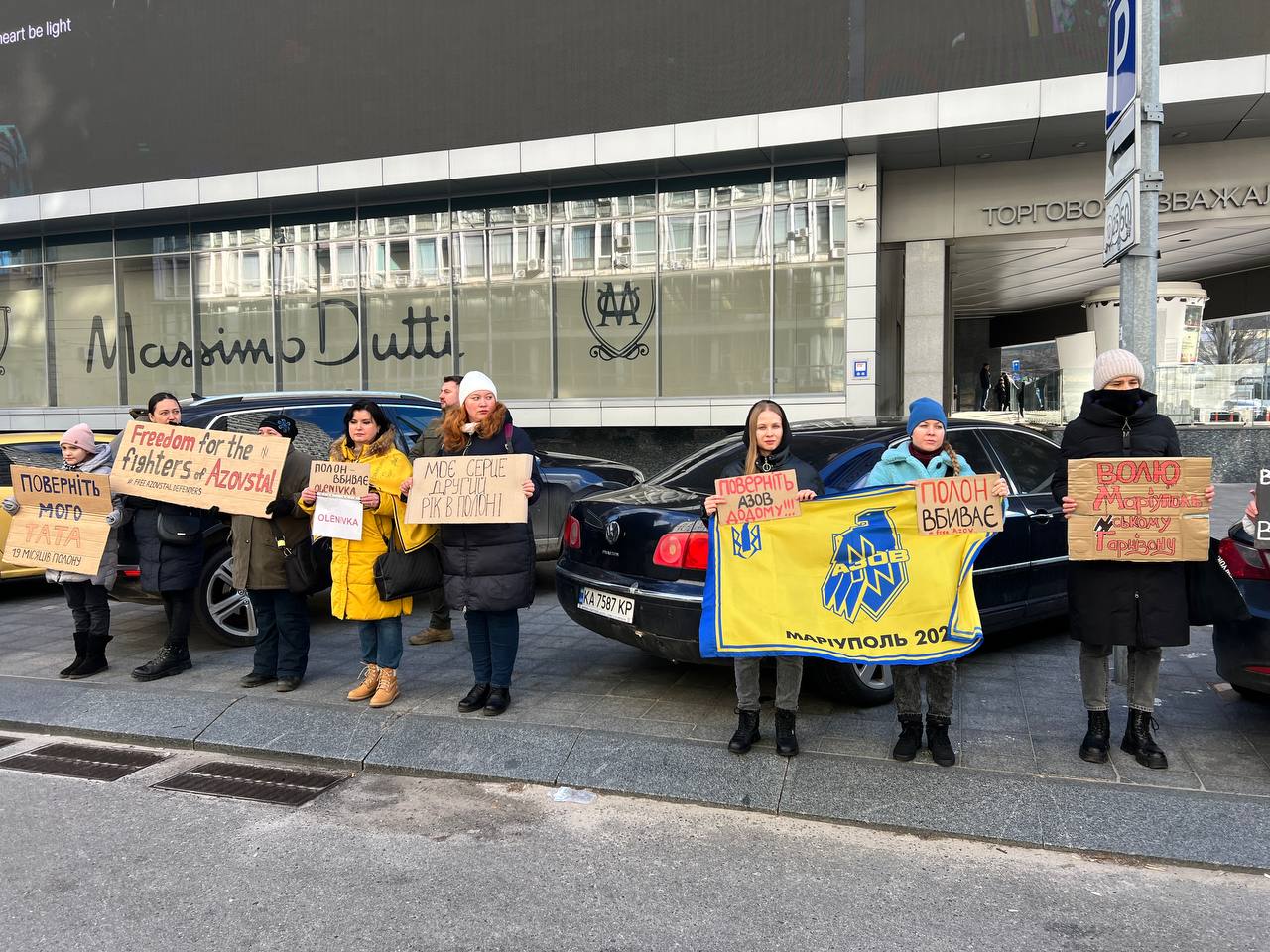 Родичі полонених воїнів вийшли з мітингом на вулиці Києва