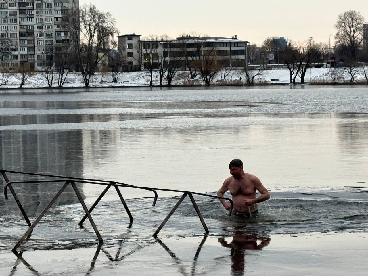 У Києві люди пірнають у Дніпро з нагоди Водохреща - фото