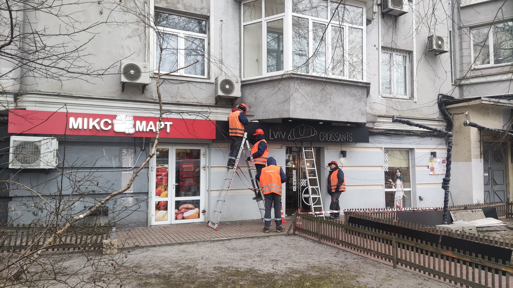 З будинку-літака біля метро Арсенальна зняли рекламне сміття