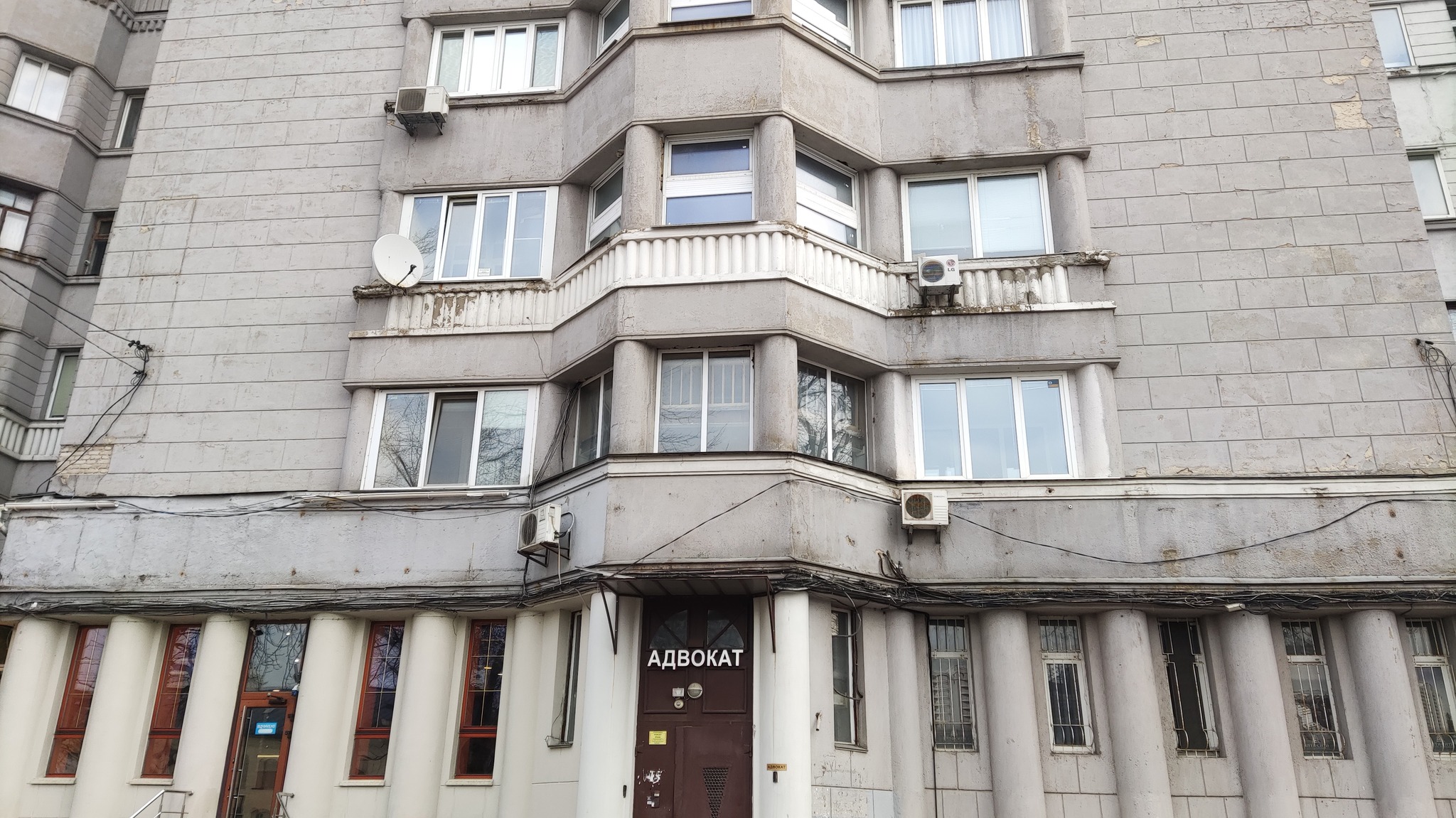 З будинку-літака біля метро Арсенальна зняли рекламне сміття