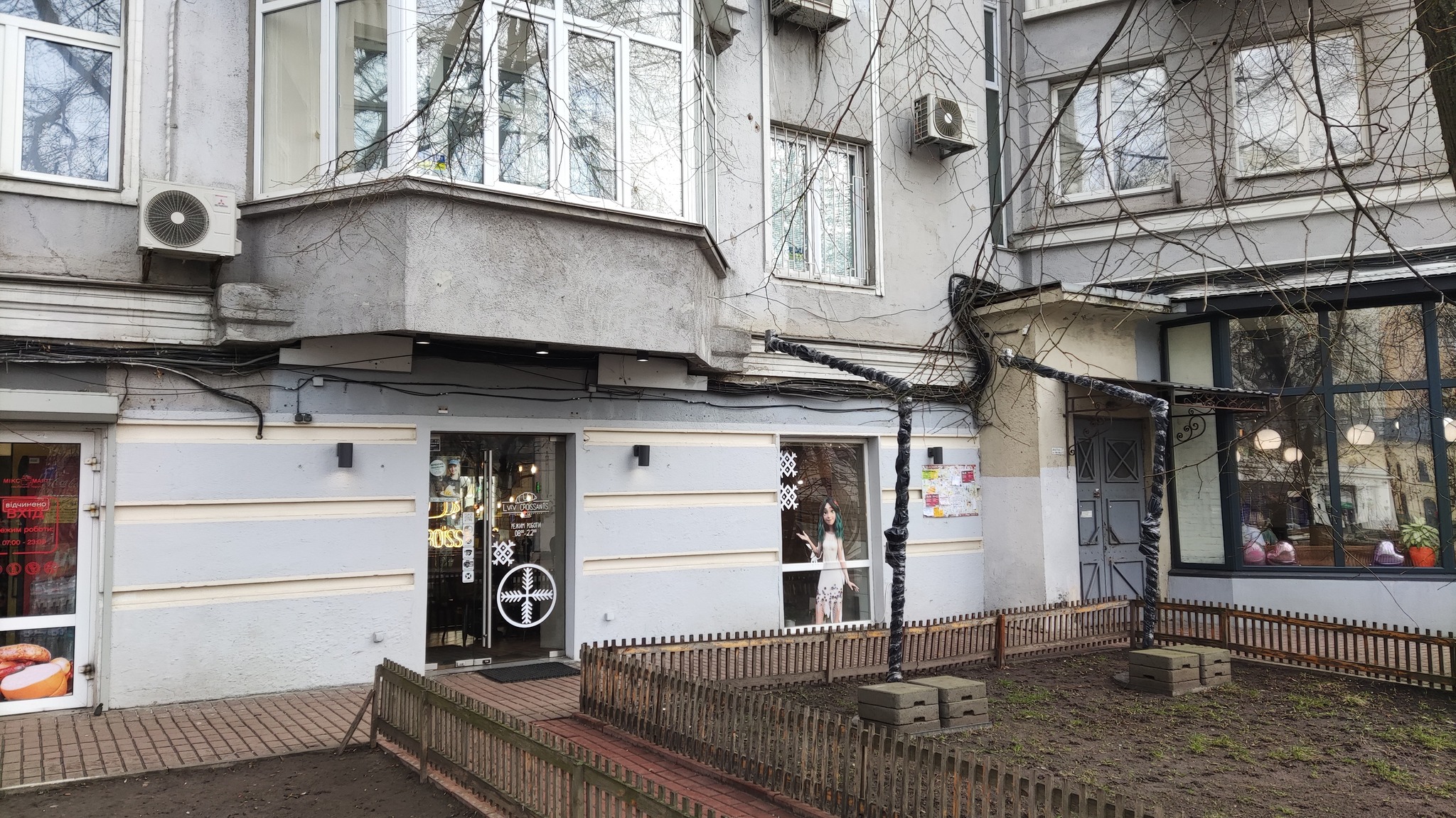 З будинку-літака біля метро Арсенальна зняли рекламне сміття