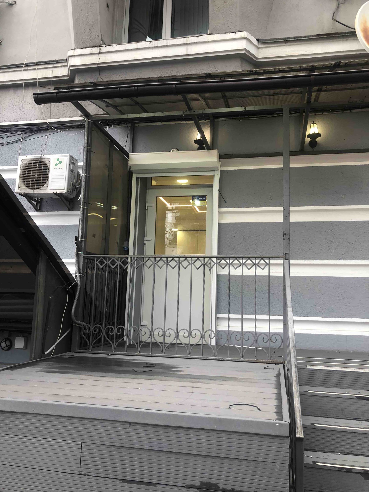 З будинку-літака біля метро Арсенальна зняли рекламне сміття