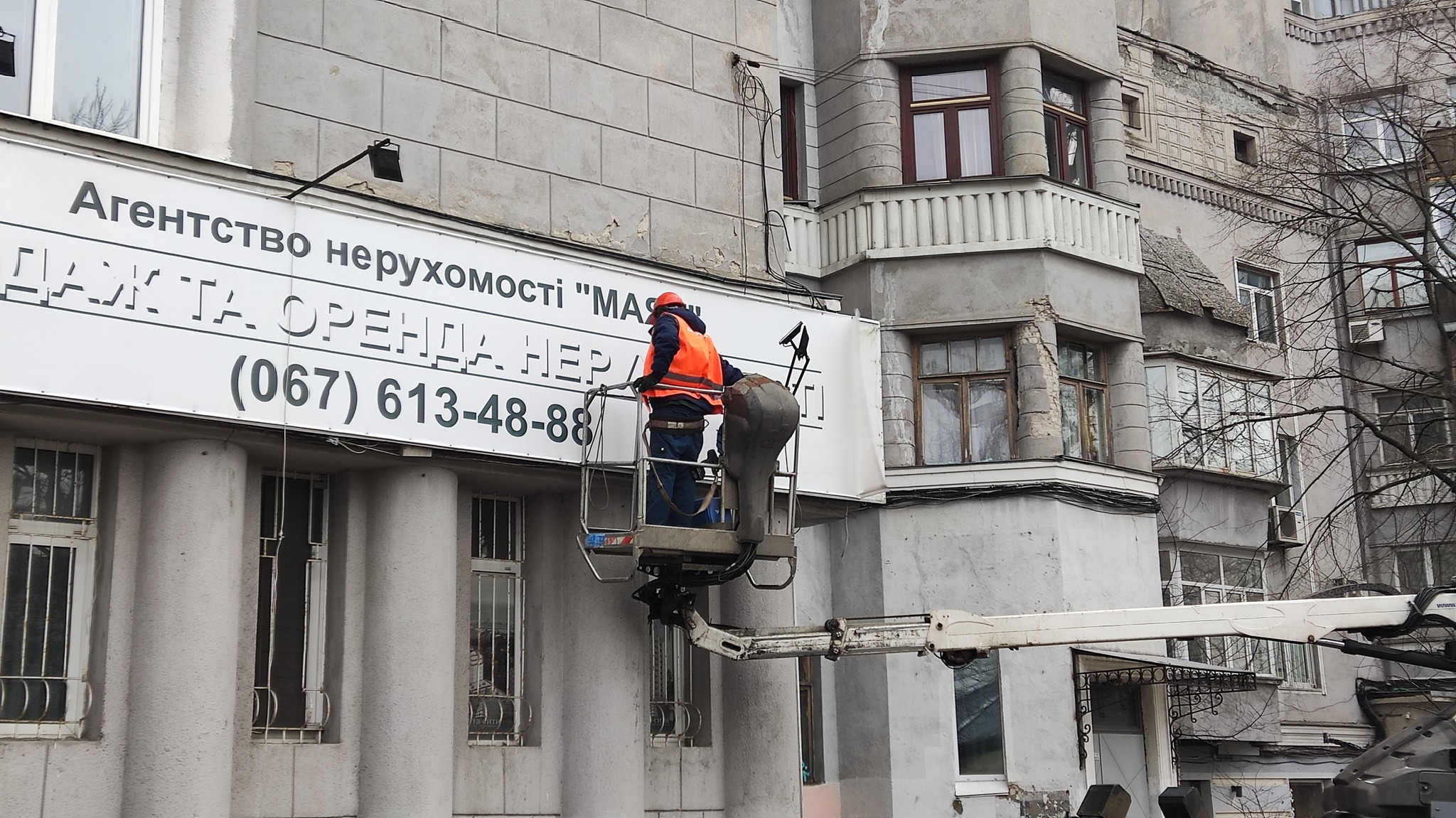 З будинку-літака біля метро Арсенальна зняли рекламне сміття