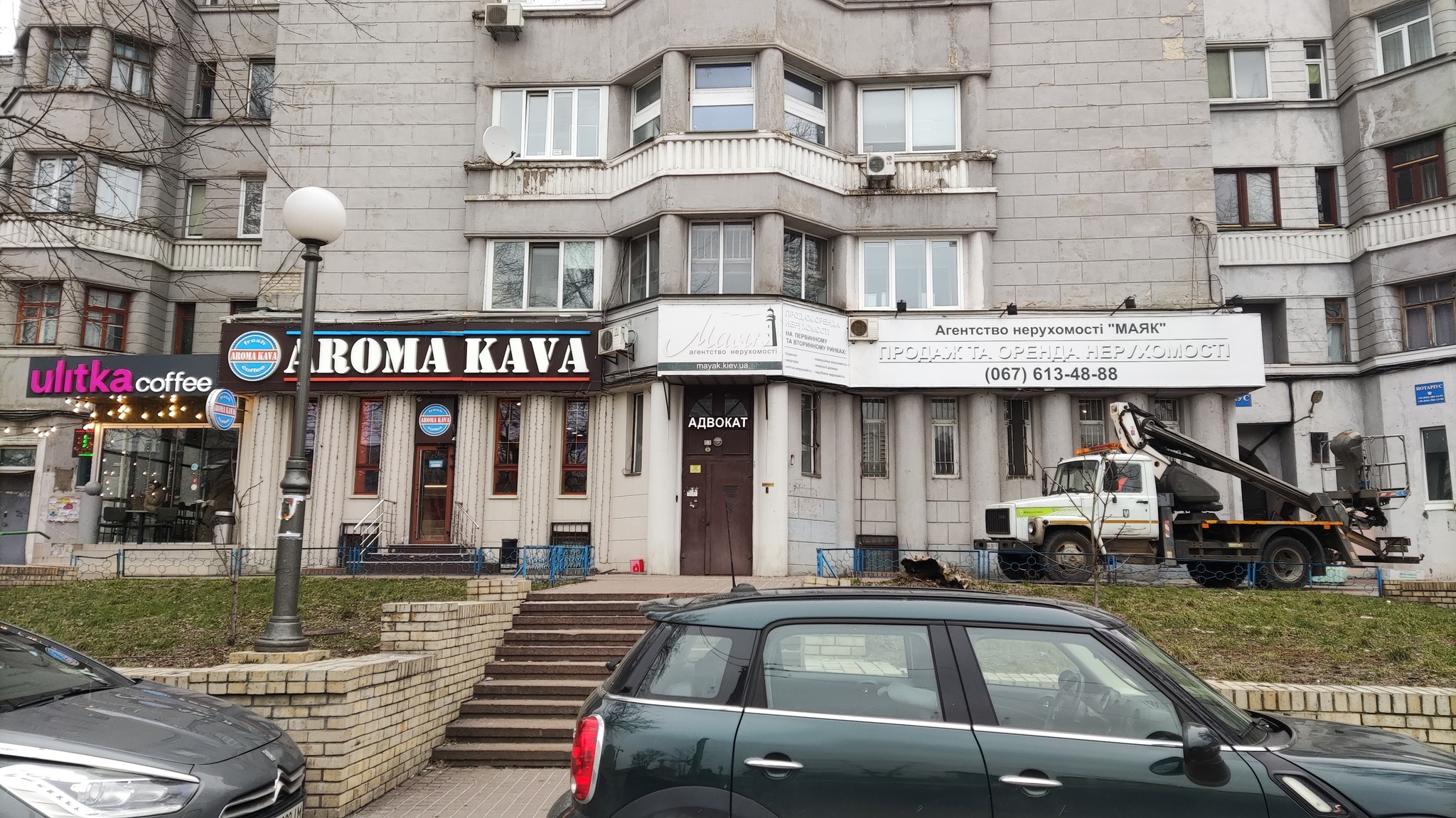 З будинку-літака біля метро Арсенальна зняли рекламне сміття