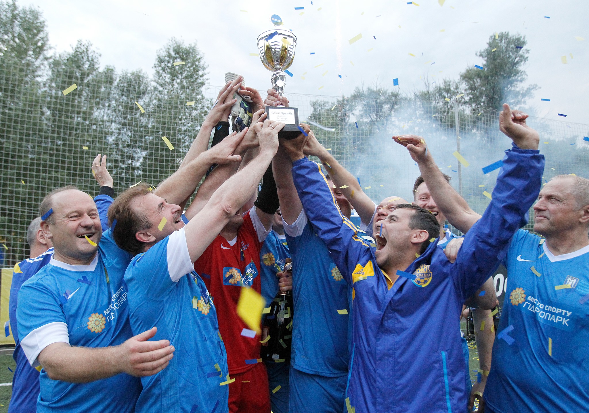 Фото: Попов грає в футбол