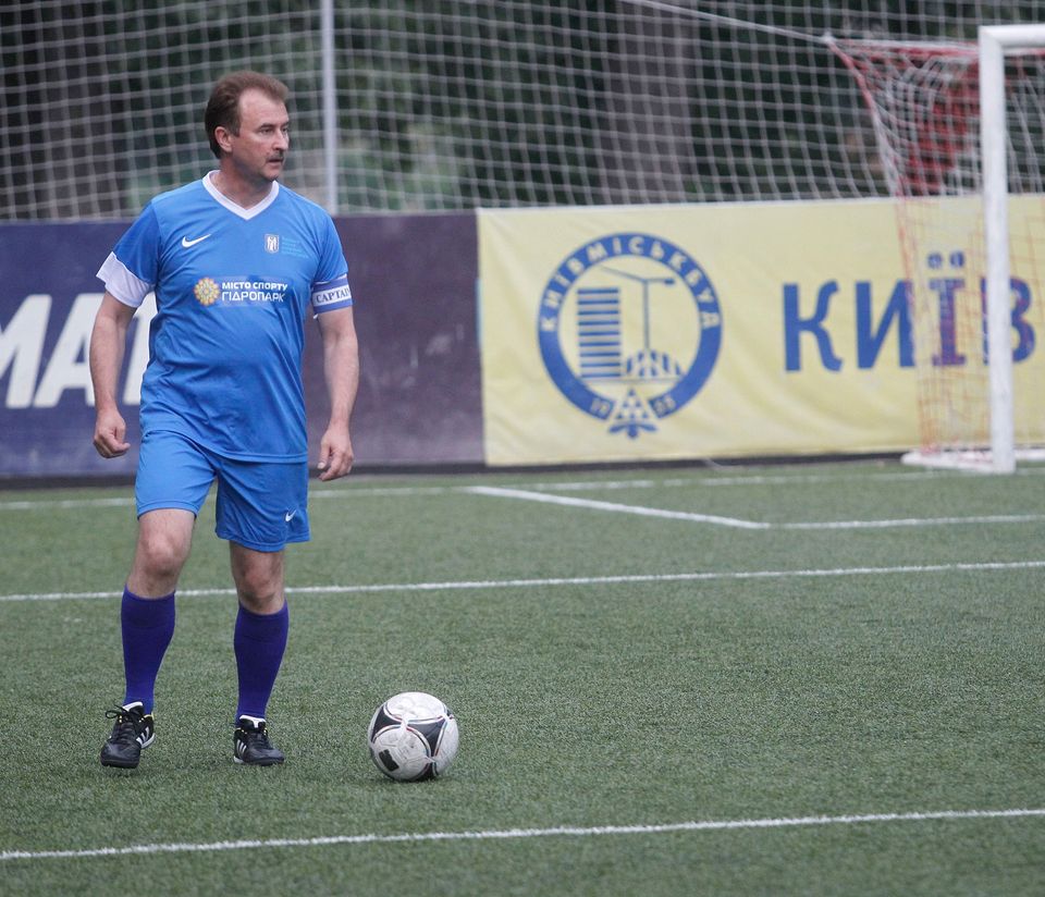 Фото: Попов грає в футбол