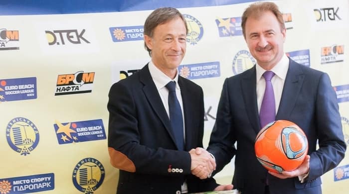 Фото: Попов грає в футбол