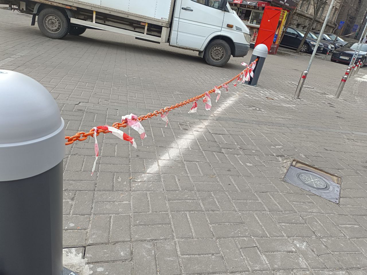 На Рейтарській велосмугу захистили від паркування стовпчиками