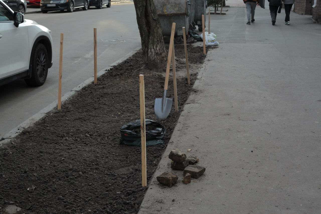 На Подолі облаштували клумбу на місці стихійного паркінгу