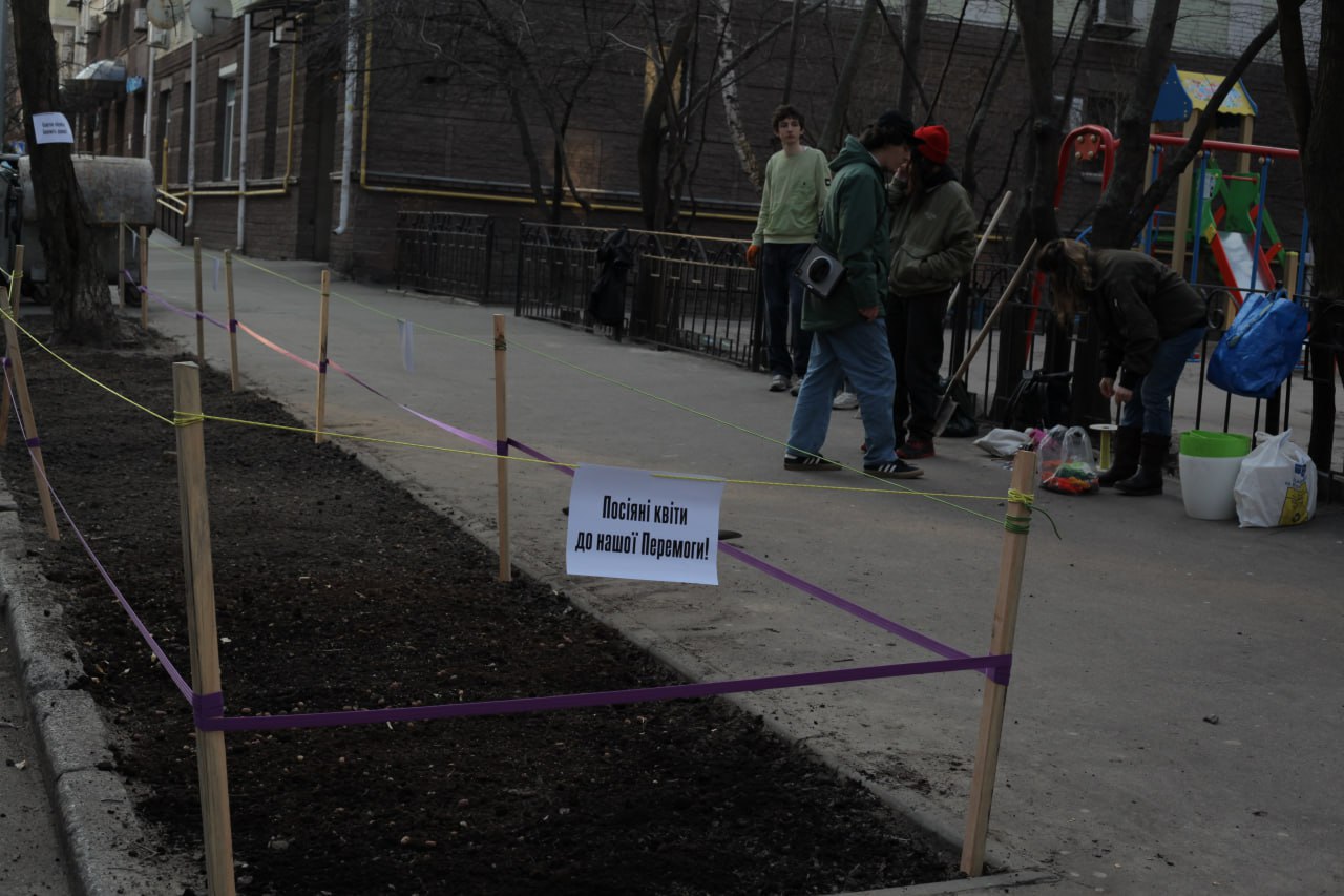 На Подолі облаштували клумбу на місці стихійного паркінгу