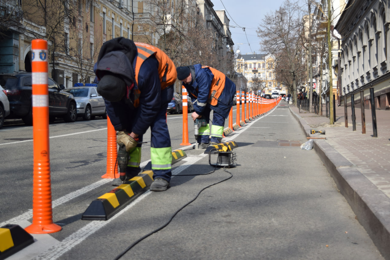 На вулиці Лисенка велосмугу відокремили стовпчиками