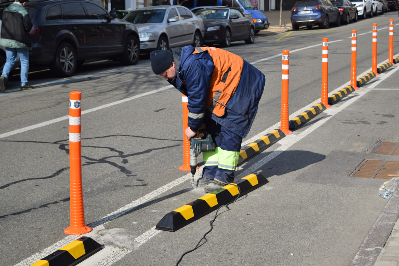 На вулиці Лисенка велосмугу відокремили стовпчиками