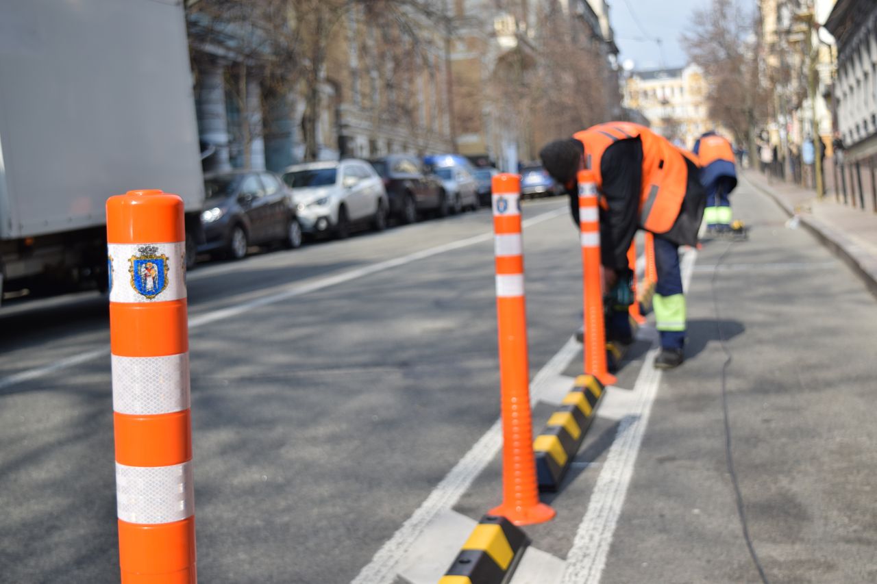 На вулиці Лисенка велосмугу відокремили стовпчиками