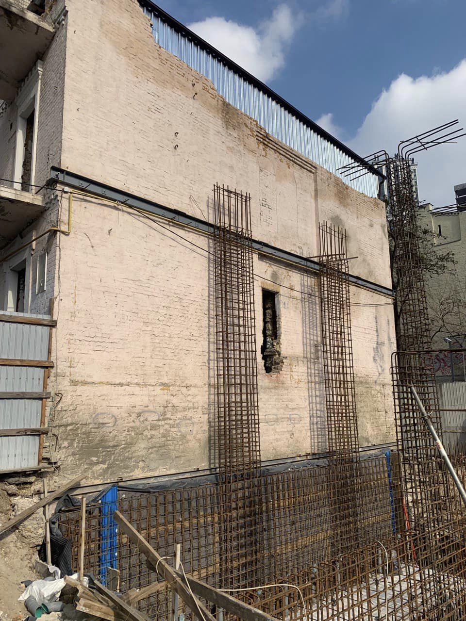 Над зруйнованою частиною Будинку з комахами звели накриття