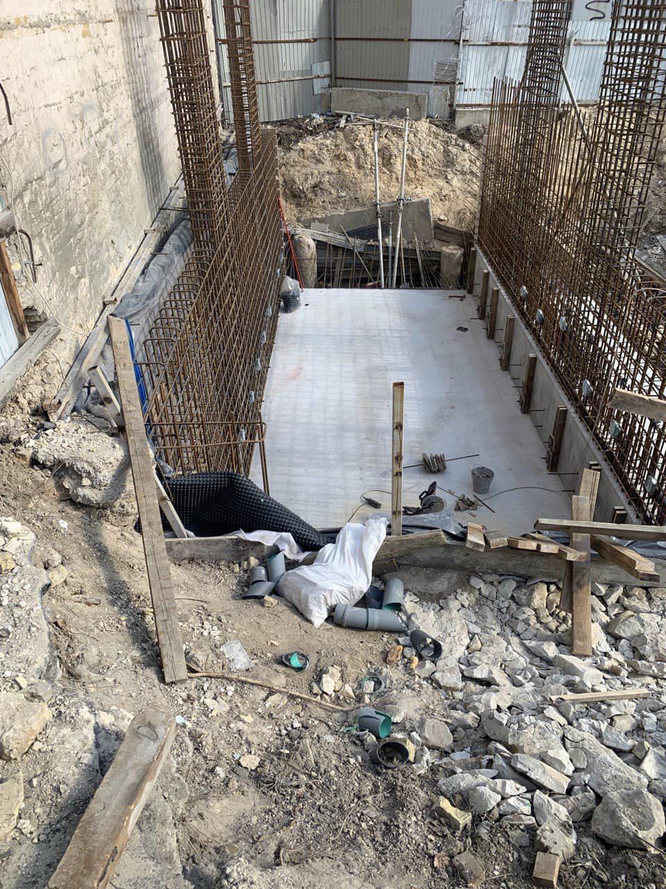 Над зруйнованою частиною Будинку з комахами звели накриття