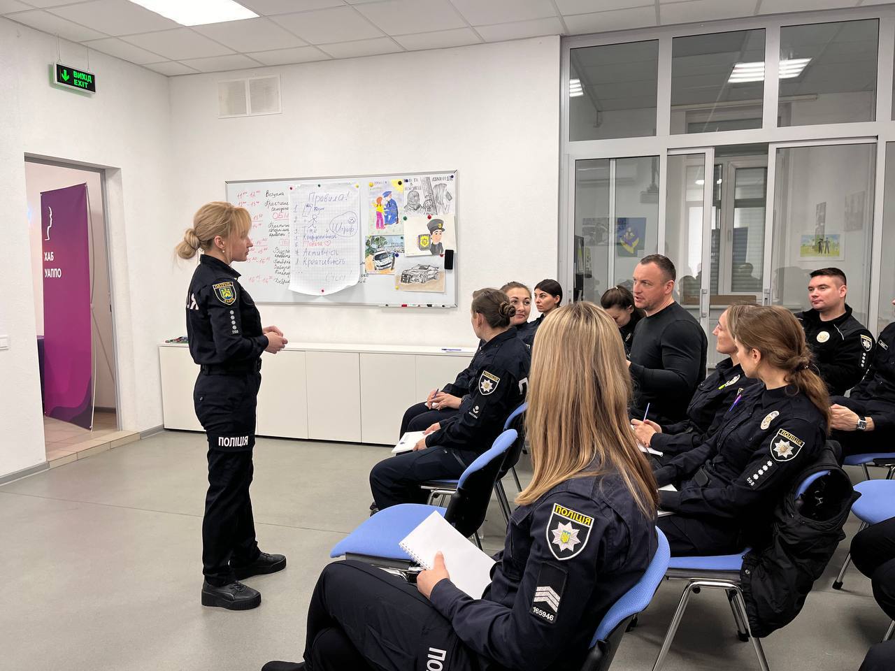 Поліцейські, які працюватимуть у школах Києва, пройшли навчання і отримали сертифікати