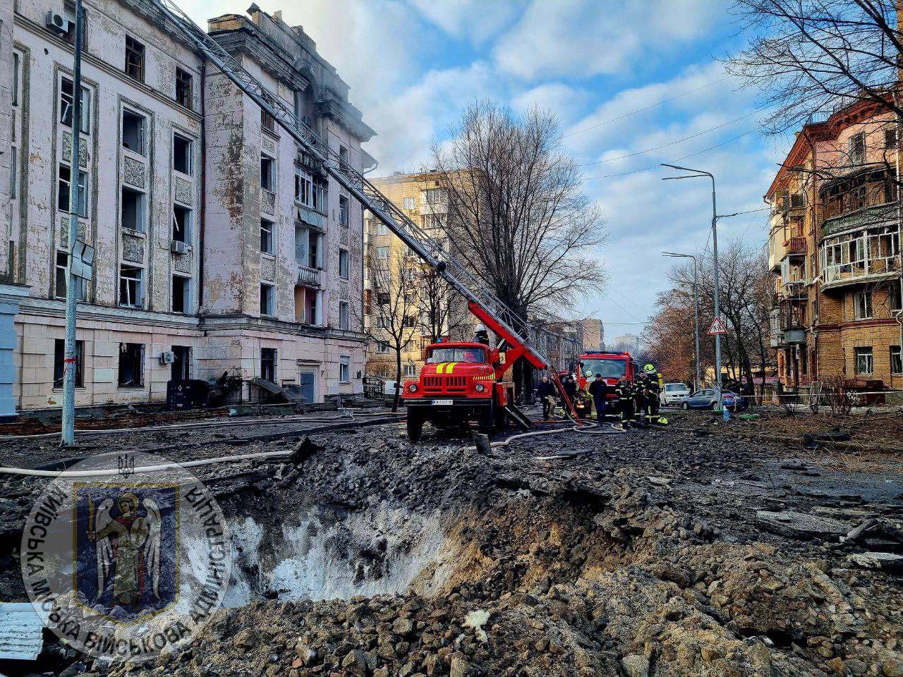 Під час обстрілу Києва постраждав будинок Укркабель на Татарці