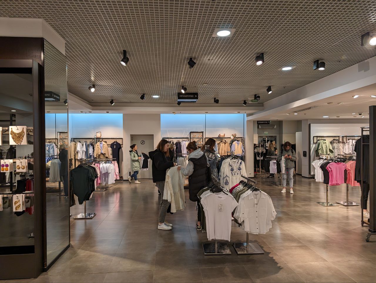 У Києві відкрилися магазини Zara, Bershka та Pull&Bear — фото