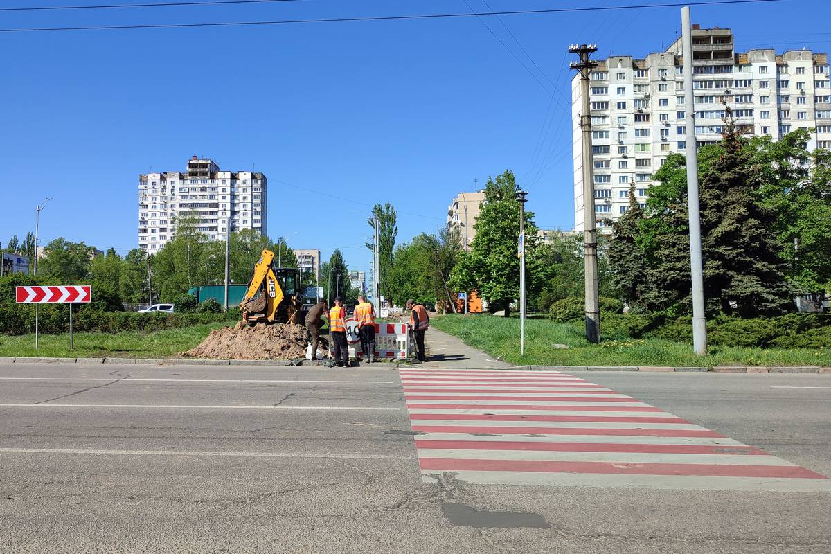 У Святошинському районі будують новий безбар'єрний світлофор