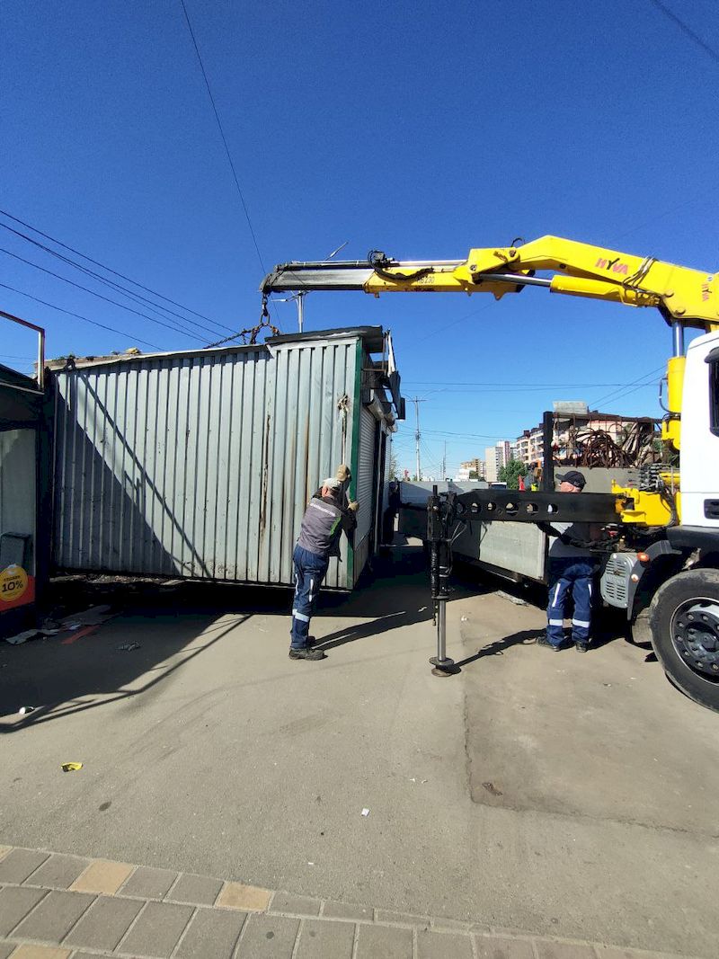 Біля станції метро Академмістечко масово демонтують МАФи