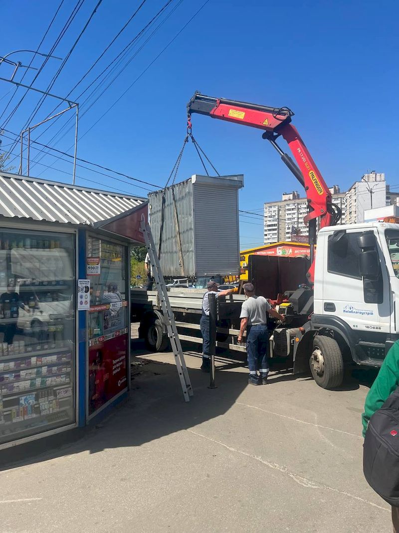 Біля станції метро Академмістечко масово демонтують МАФи