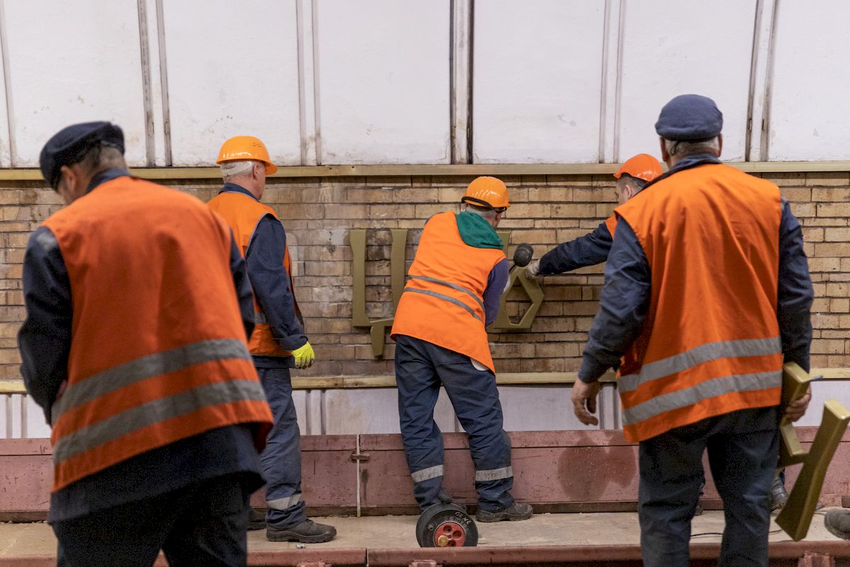 На станції метро Звіринецька змонтували нові літери