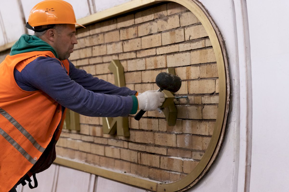 На станції метро Звіринецька змонтували нові літери