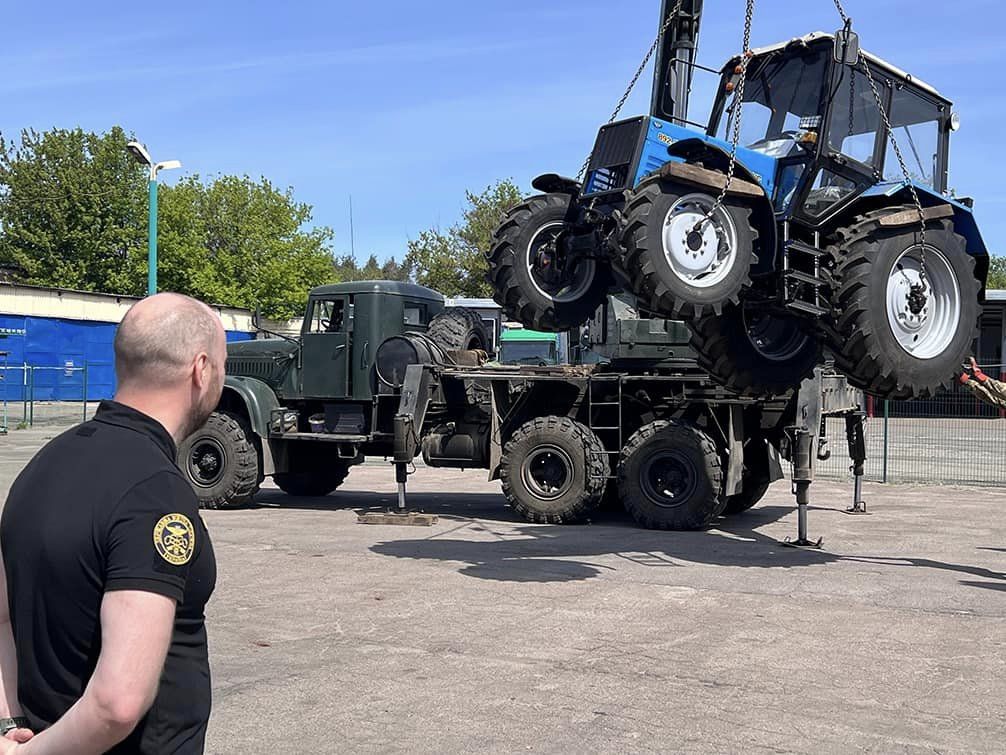 Київські митники передали воїнам ЗСУ білоруську техніку, яка перебуває під санкціями