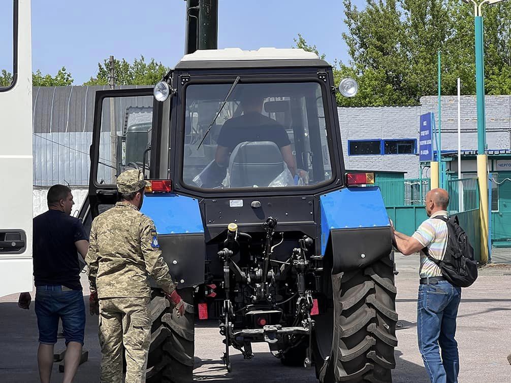 Київські митники передали воїнам ЗСУ білоруську техніку, яка перебуває під санкціями
