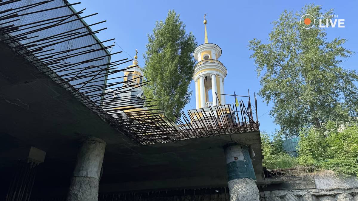 Що відбувається під Поштовою площею