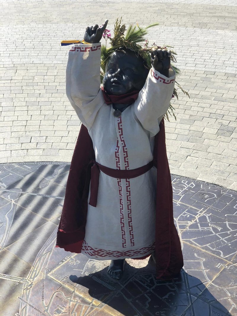Скульптури маленьких засновників Києва одягли у князівський одяг