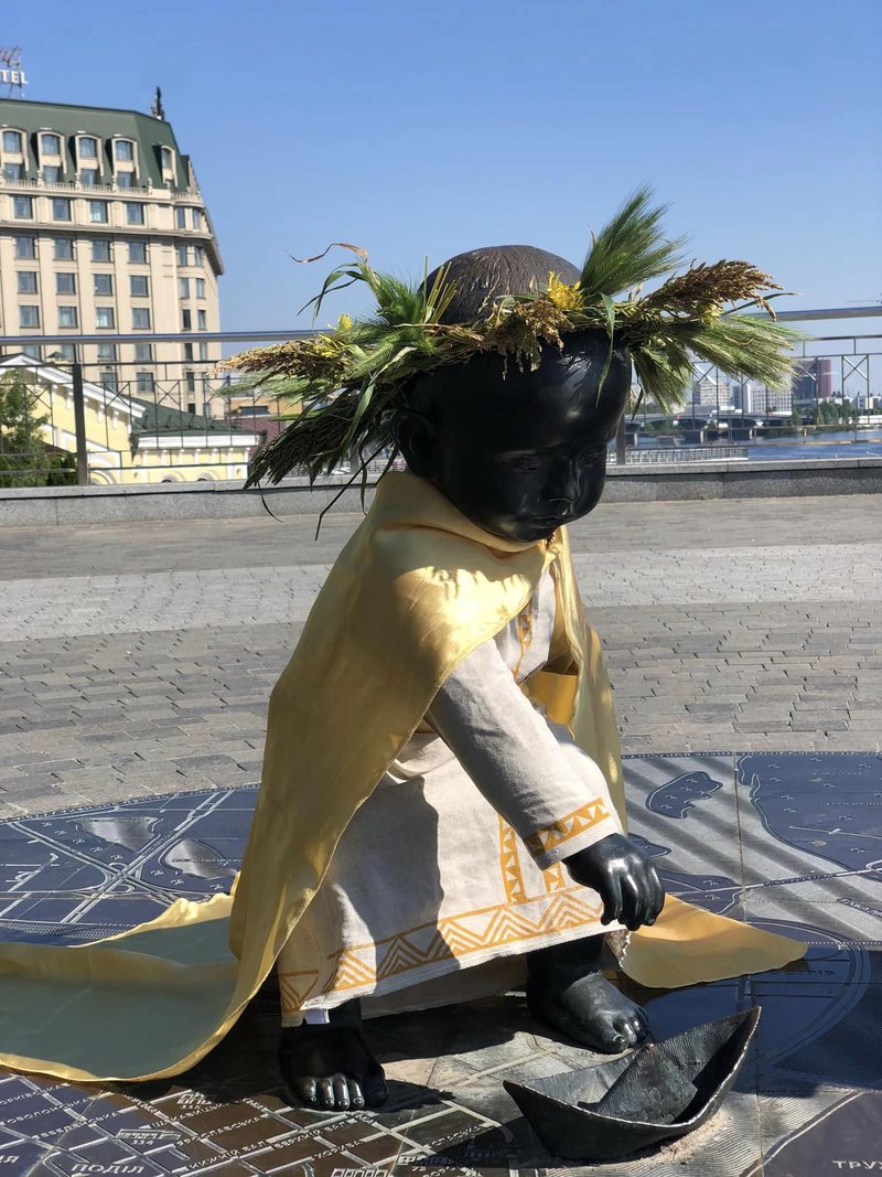 Скульптури маленьких засновників Києва одягли у князівський одяг