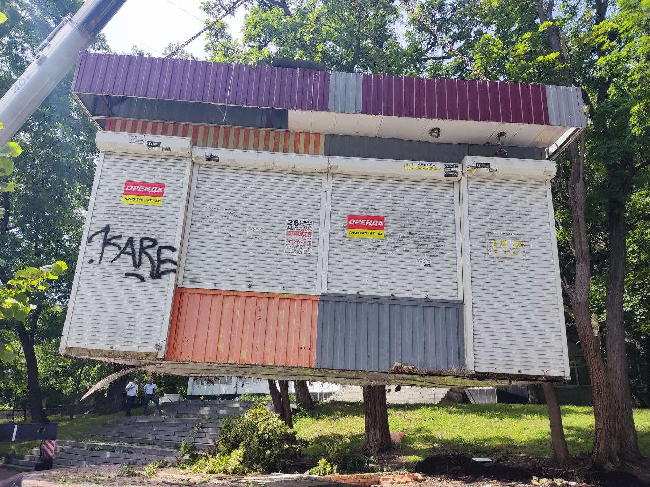 Демонтаж МАФів на Вишгородській