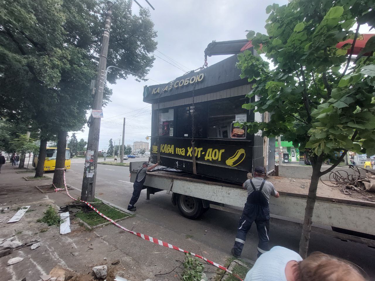 Демонтаж МАФів на Вишгородській