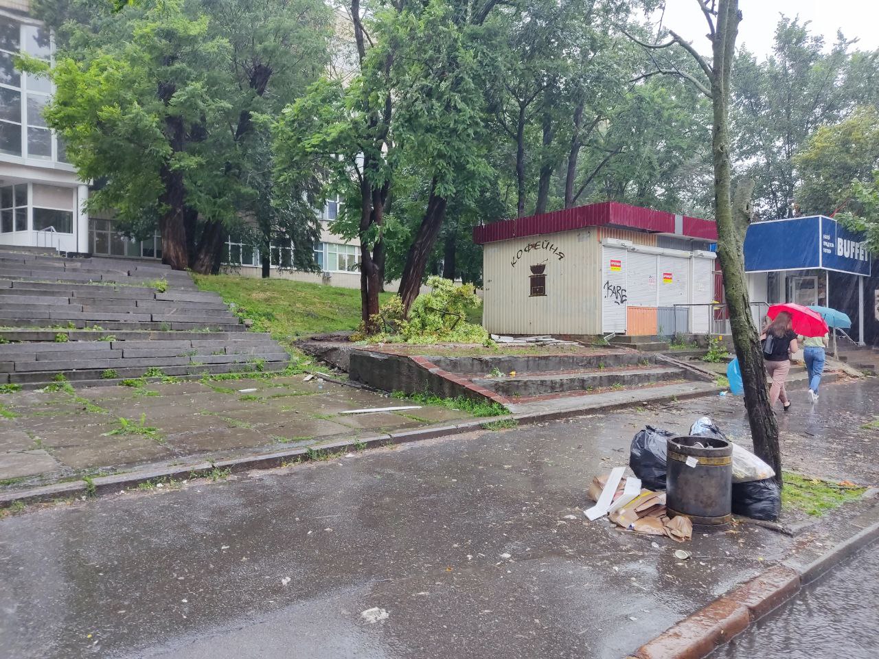 Демонтаж МАФів на Вишгородській