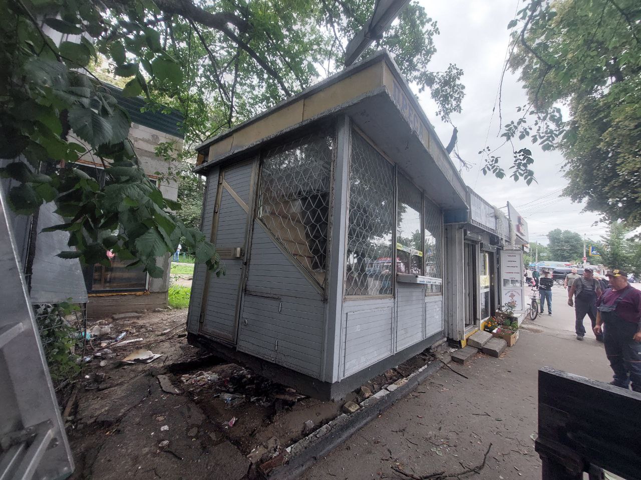 Демонтаж МАФів на Вишгородській