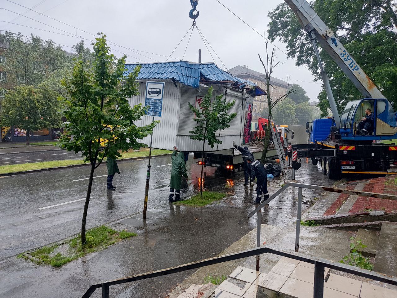 Демонтаж МАФів на Вишгородській