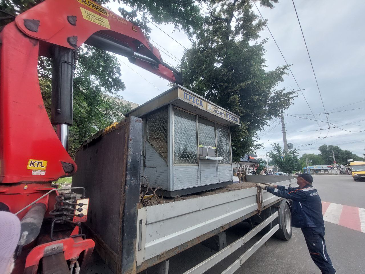 Демонтаж МАФів на Вишгородській