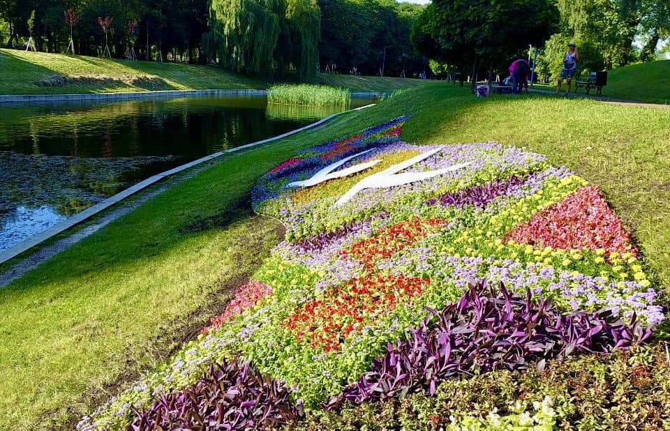 Квітник у парку Відрадний