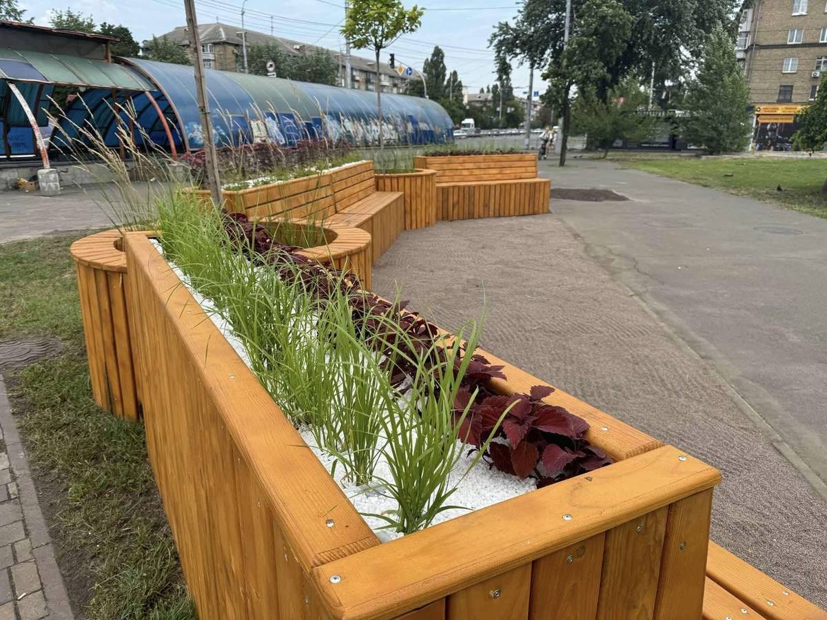 На Дарницькій площі встановили парклет