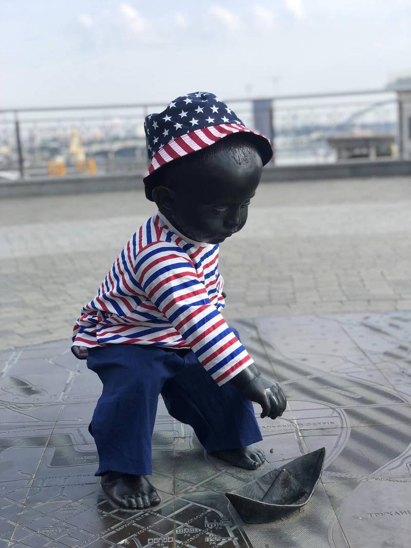 Малюків-засновників Києва перевдягли до Дня незалежності США