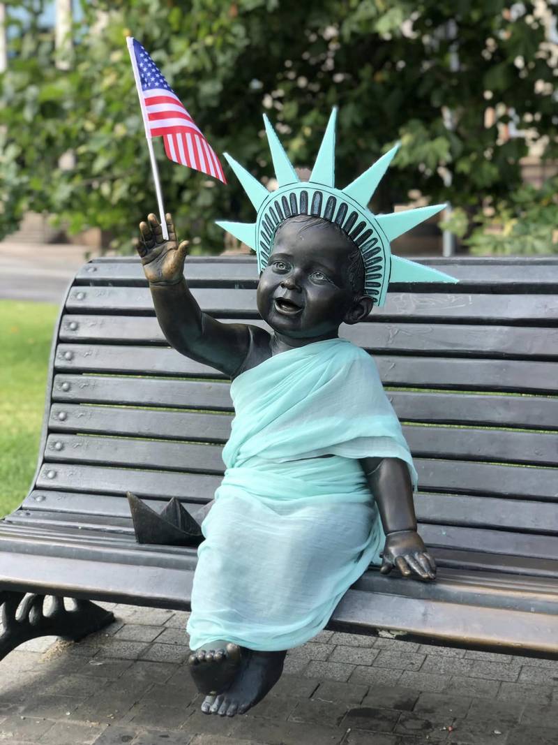 Малюків-засновників Києва перевдягли до Дня незалежності США