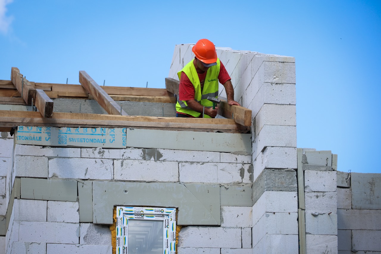 В Ірпені відбудовують зруйнований росіянами приватний сектор